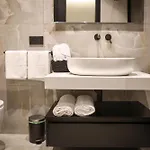 Luna Gallery Bed & Breakfast 4*