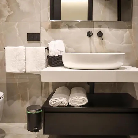 Luna Gallery Bed & Breakfast 4*