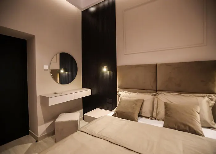 לינה וארוחת בוקר Luna Gallery 4*