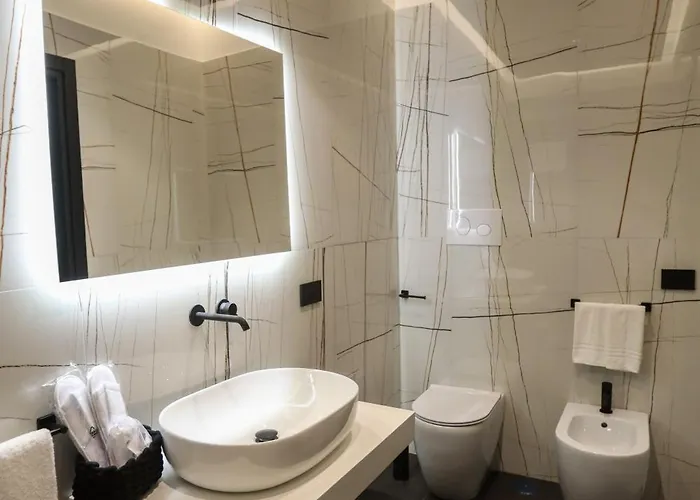 לינה וארוחת בוקר Luna Gallery 4*