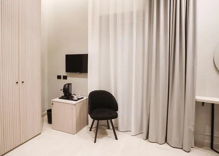 לינה וארוחת בוקר Luna Gallery 4*