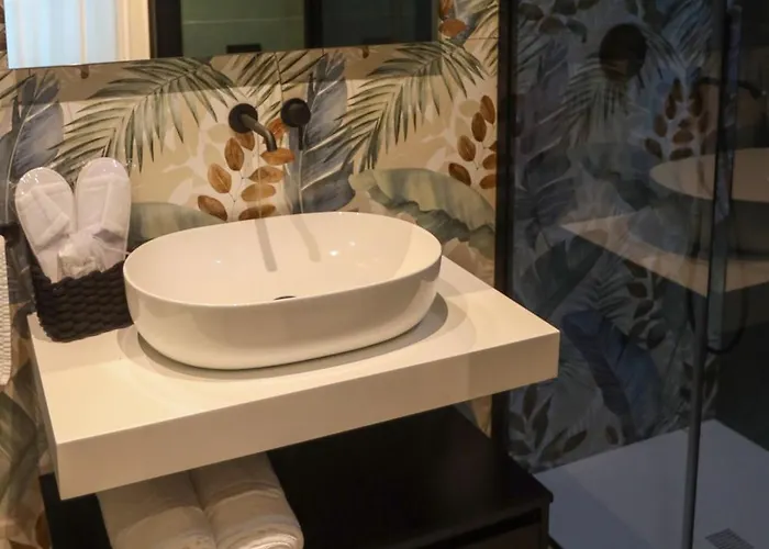 לינה וארוחת בוקר Luna Gallery 4*