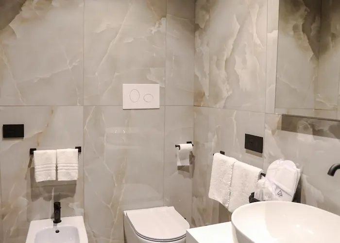 לינה וארוחת בוקר Luna Gallery 4*