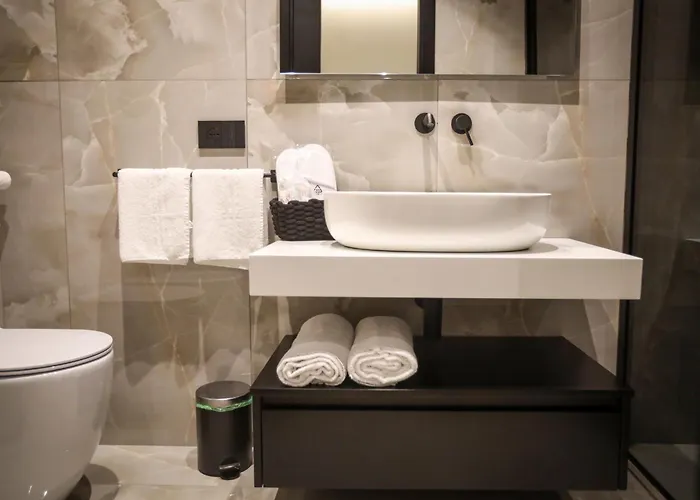 Luna Gallery Bed & Breakfast 4*